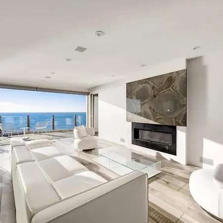 Hi-Tech Hideaway - Modern & Ocean Front! Vila